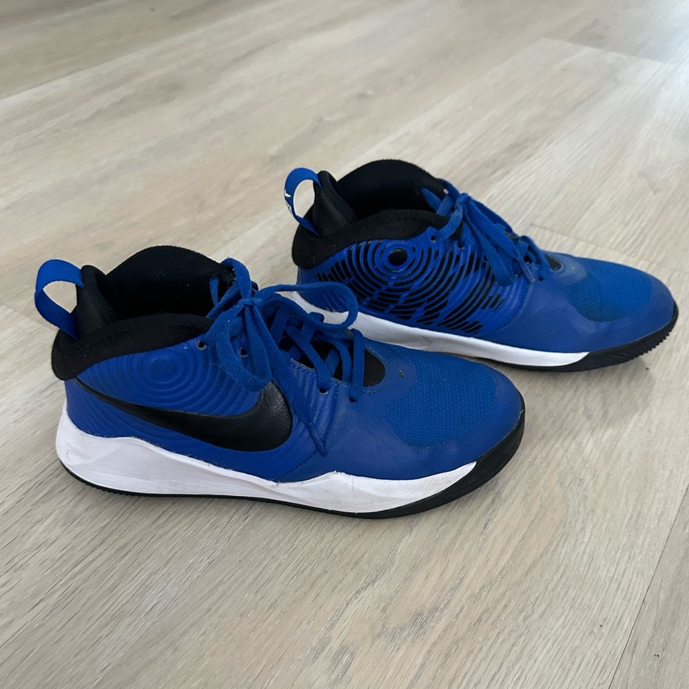 Nike boys/youth tennis shoes.